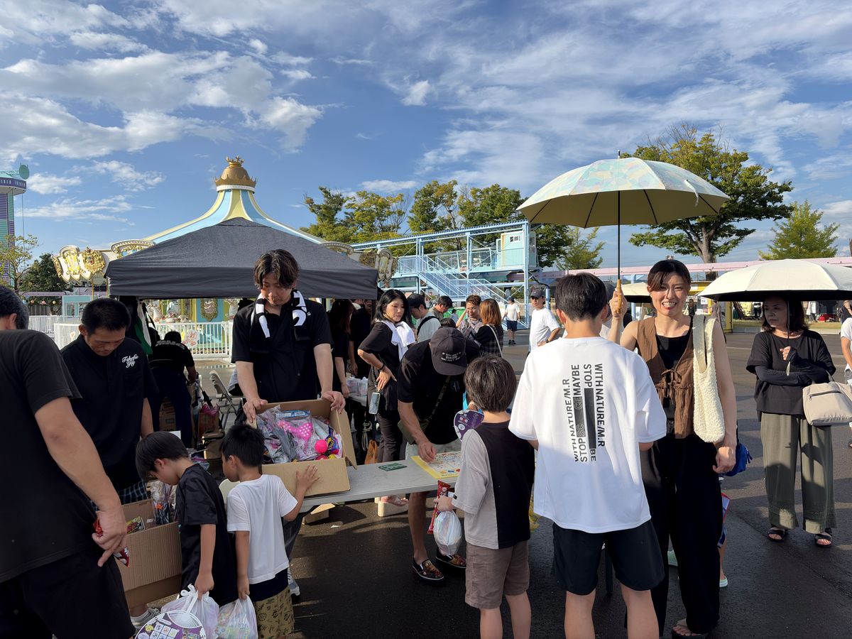 参加者でにぎわうビンゴラリー会場