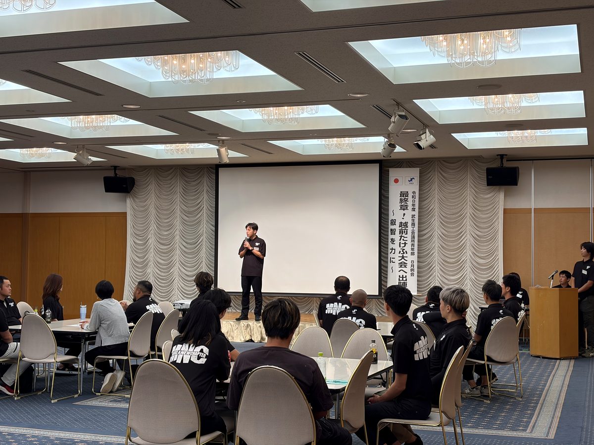 8月例会で挨拶する田中会長