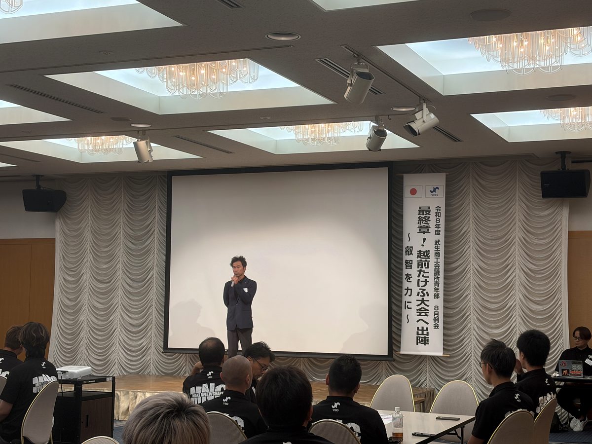 8月例会で挨拶する倉橋近畿ブロックYEG会長