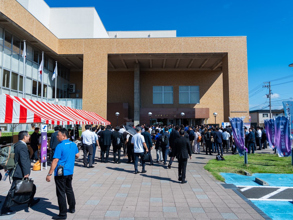 越前市文化センターに来場する第44回近畿ブロック大会の参加者
