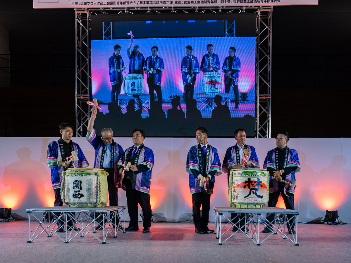 大懇親会で鏡開きを行う近畿ブロックYEGメンバー