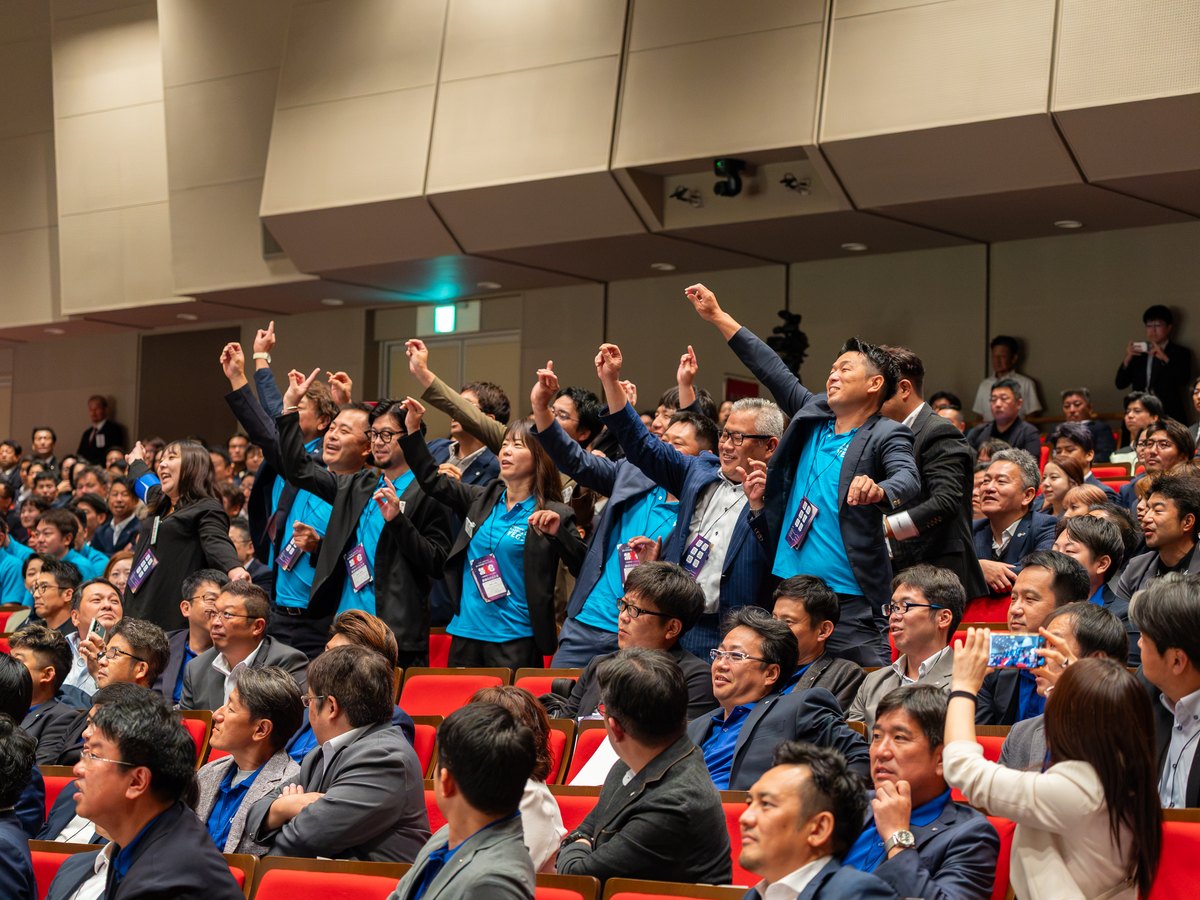 記念式典で声を合わせる近畿ブロック各地のYEGメンバー