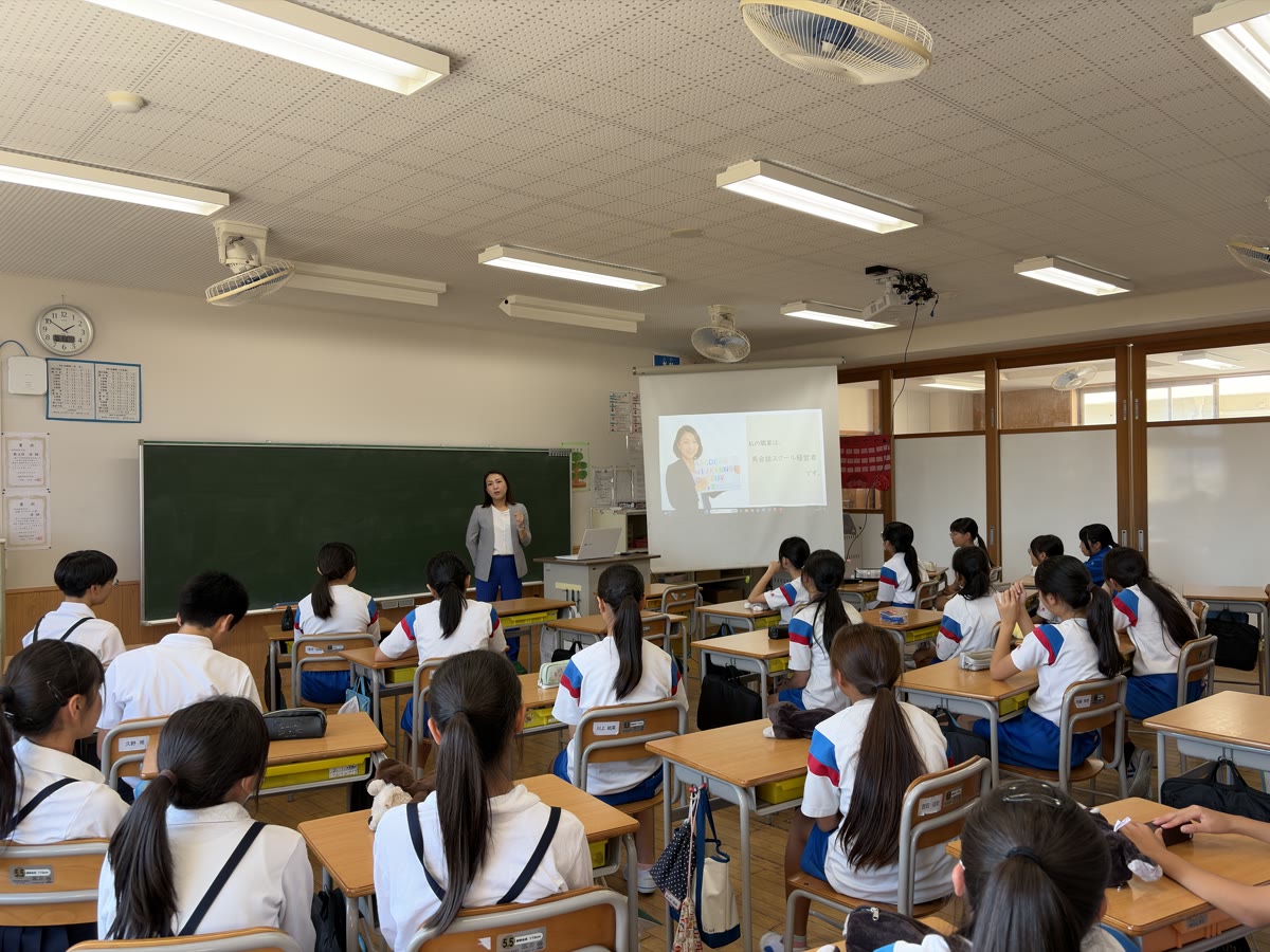 国高小学校で英会話スクールの仕事について話す講師