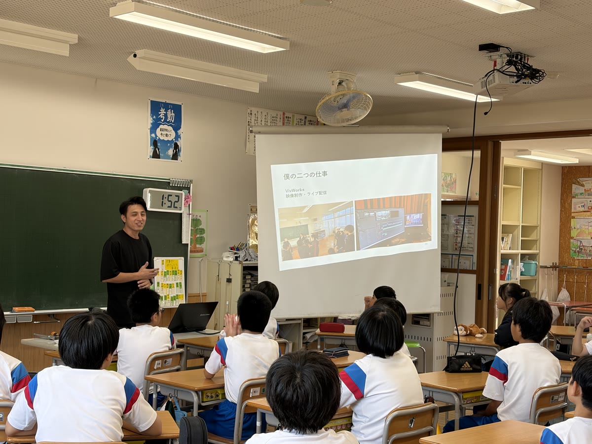 住宅設備や映像制作の仕事について説明を聞く国高小学校の児童