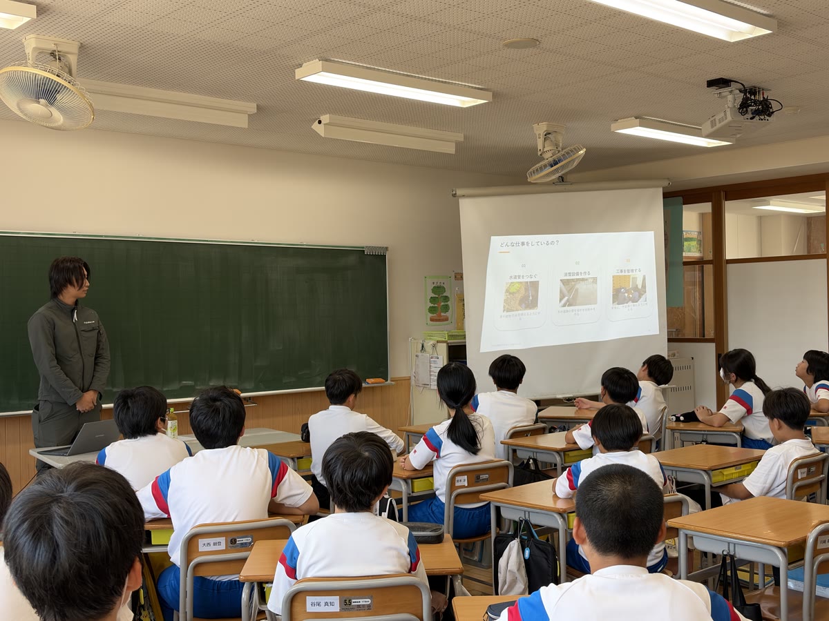 設備工事の仕事内容について学ぶ国高小学校の児童
