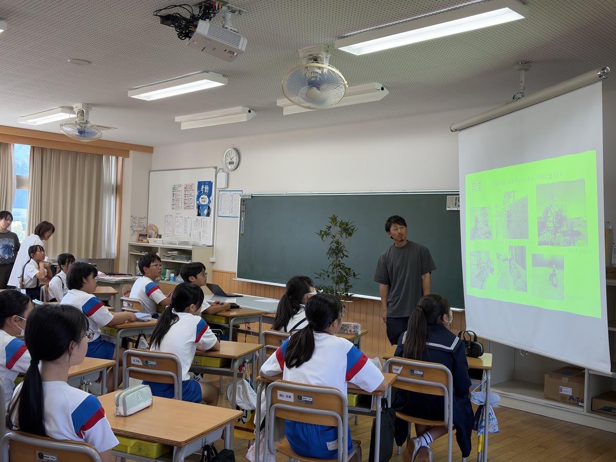 造園の仕事内容と剪定について説明する講師
