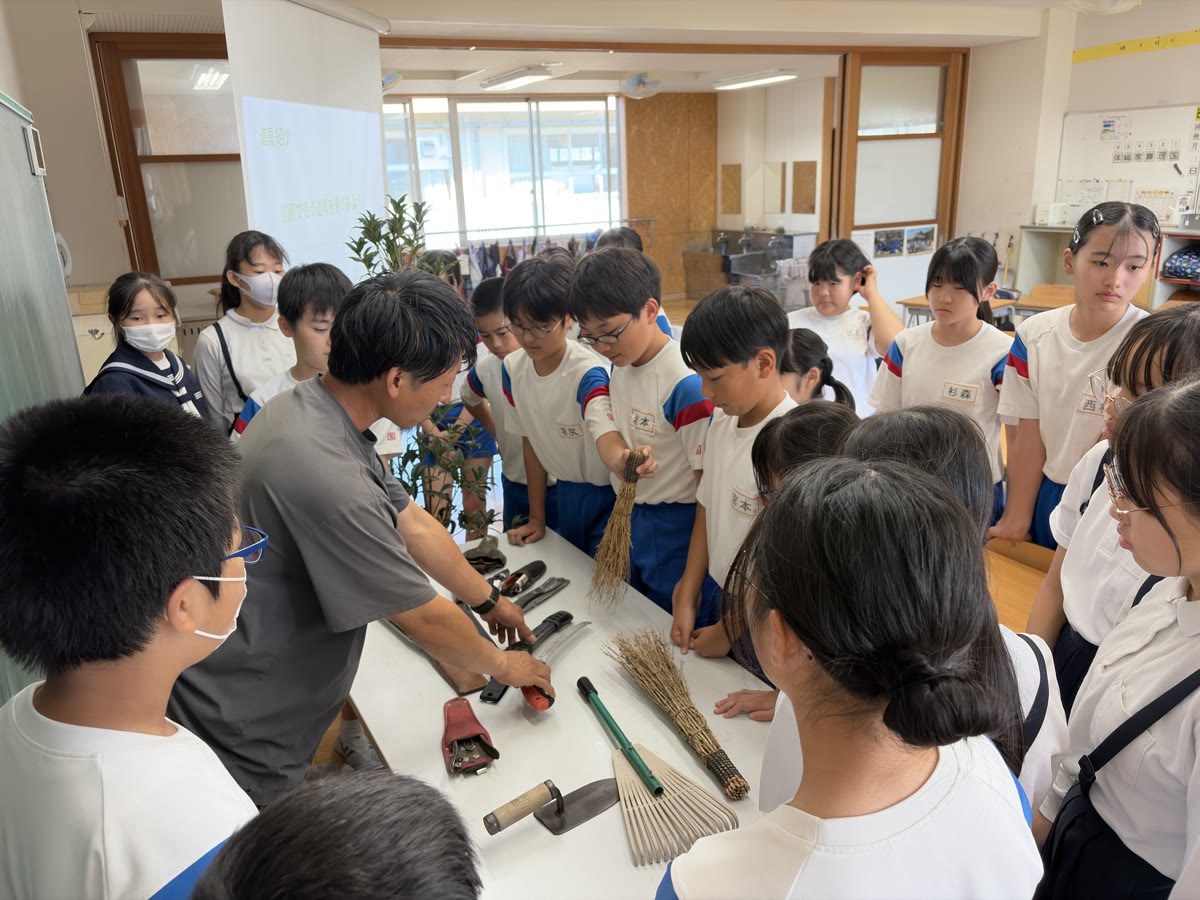 造園の仕事で使う道具について学ぶ国高小学校の児童