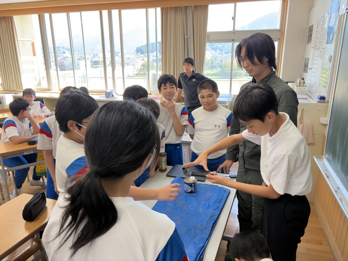 設備工事で使う道具を体験する国高小学校の児童