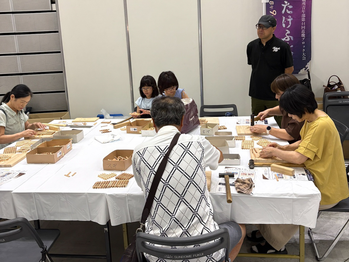 武生YEGブースで組子コースター作りを楽しむ来場者