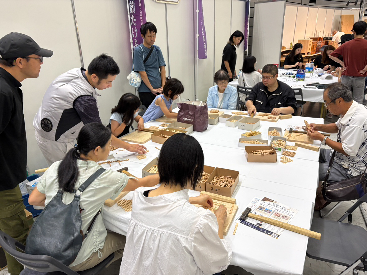 組子コースター作りに取り組む幅広い世代の参加者