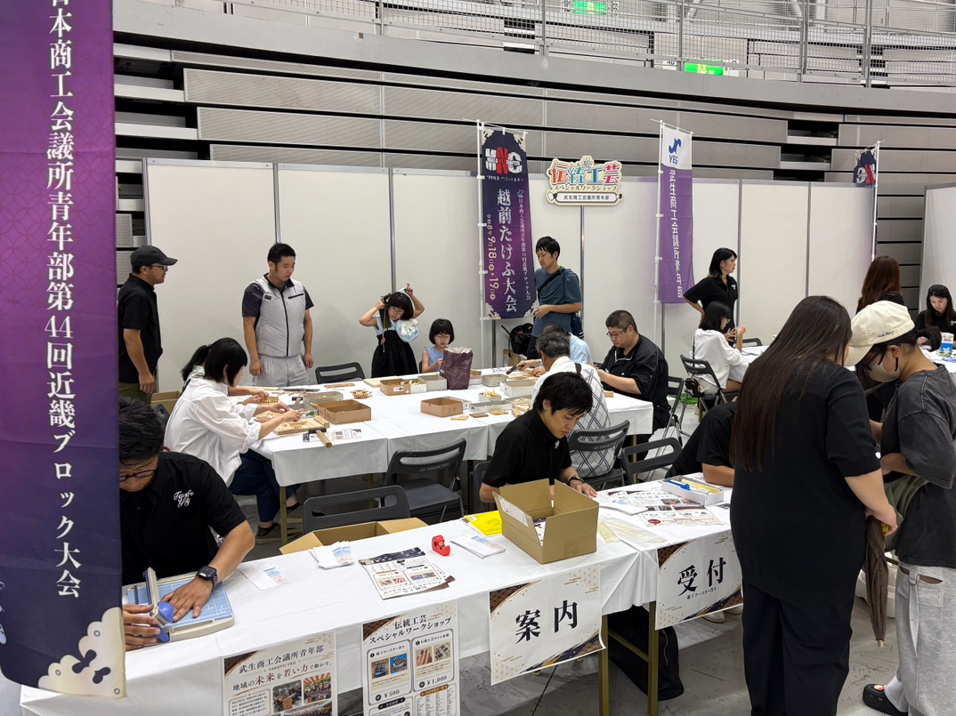 来場者でにぎわう武生YEGブースの受付と体験会場