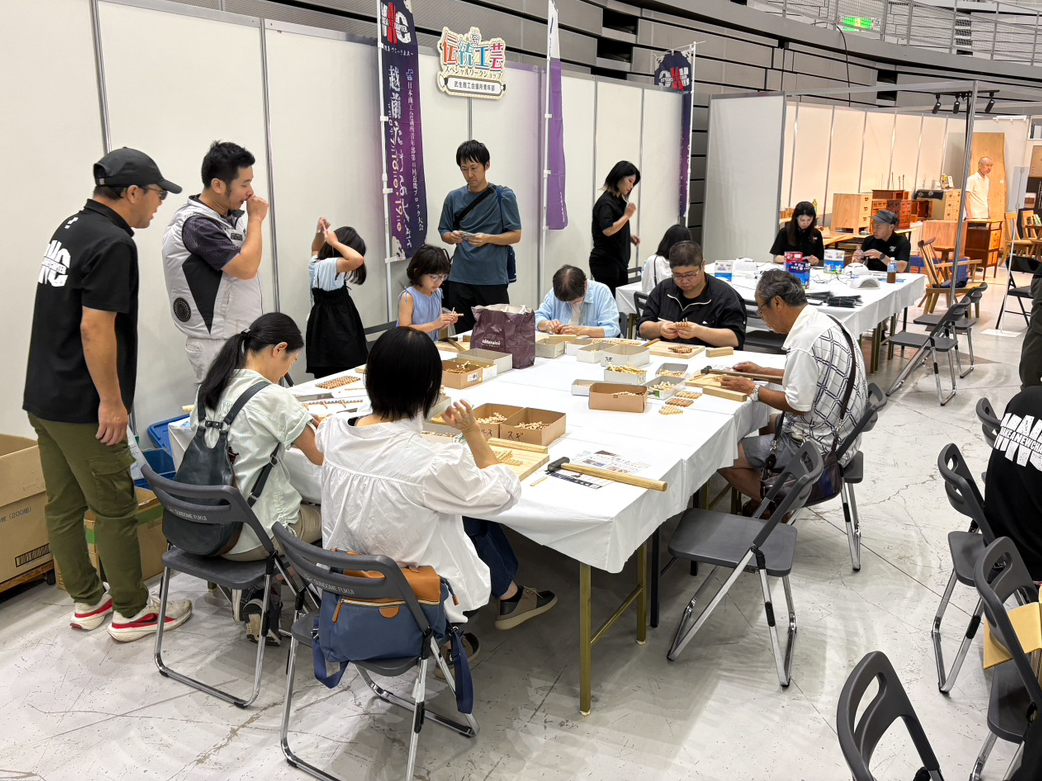 多くの来場者が組子コースター作りを楽しむ様子
